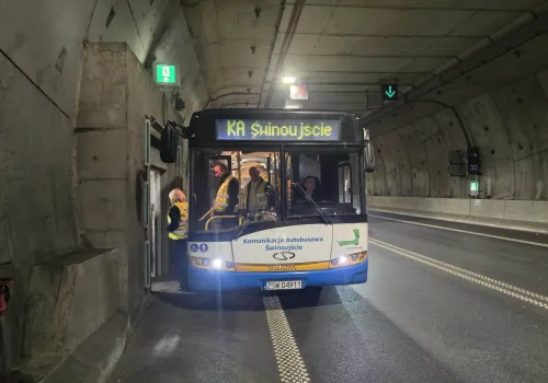 Świnoujście. Kierowcy Komunikacji Autobusowej ćwiczyli procedury bezpieczeństwa w tunelu pod Świną