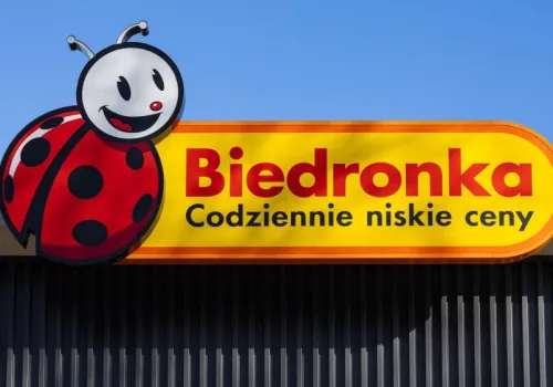 Biedronka rozdaje cukier, chemię i znicze. Na sobotę szykuje jeszcze więcej gratisów