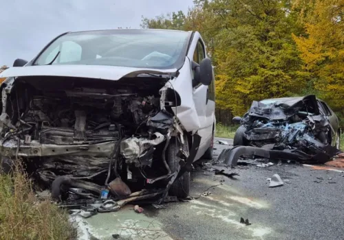Tragiczny wypadek na trasie Kalisz – Pleszew. Czołowe zderzenie busa z osobówką