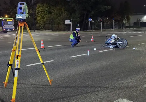 Zderzenie Audi z motocyklem na os. Pojezierze w Olsztynie. 61-latek trafił do szpitala