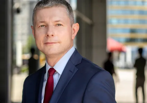 Kierowcy płacą za coś, czego jeszcze nie ma. Widać to na stacjach paliw
