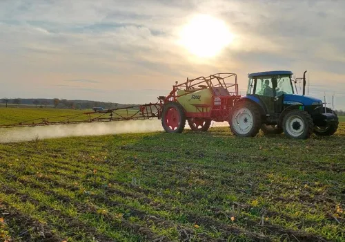 Ile chemii trafia na polskie pola? Zużycie pestycydów wzrosło, ale daleko nam do średniej unijnej