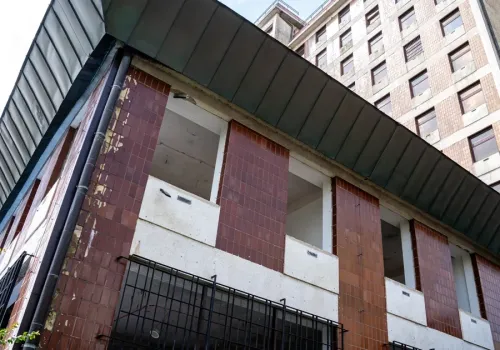 90 mieszkań, plac zabaw i parking. Tak może się zmienić wieżowiec przy ul. Przyjaźni