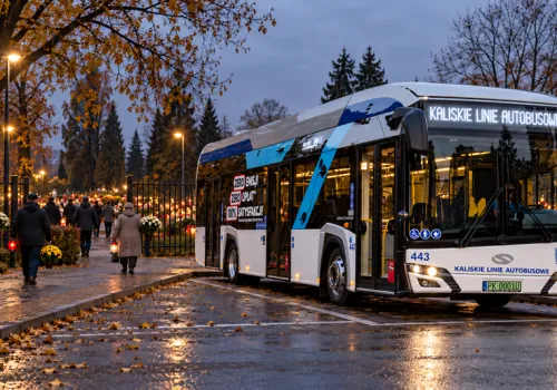 KLA na Wszystkich Świętych. Pięć dodatkowych linii i bezpłatne przejazdy 1 listopada