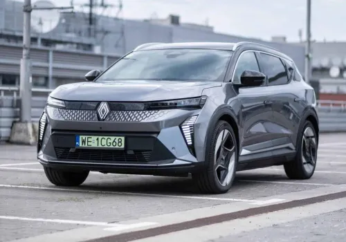 Przejechał prawie 10.000 km Renault Scenikiem E-Tech i jest zachwycony. Najlepszy rodzinny elektryk?