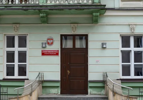 Oszust wyłudził pieniądze od zmanipulowanej 81-latki. Wpadł w ręce policjantów