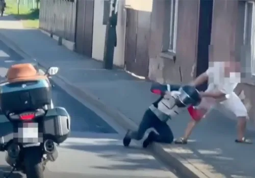 Pobicie motocyklisty po niebezpiecznym manewrze. Kierowca auta z zarzutami