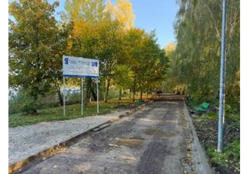 Chełmża. Ruszyły prace nad Jeziorem Chełmżyńskim. Powstają nowe ścieżki i oświetlenie brzegu
