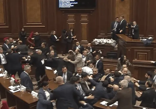 W ruch poszły pięści i krzeszła. Dantejskie sceny w parlamencie Armenii
