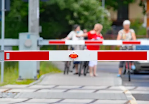 Listopadowe podróże pod znakiem bezpieczeństwa. Polskie Linie Kolejowe S.A. apelują o ostrożność na przejazdach