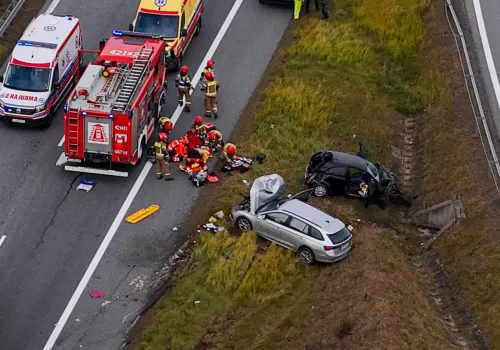 Wypadek na S3 koło Świebodzina. Rozbite osobówki. Lądował śmigłowiec LPR (ZDJĘCIA)