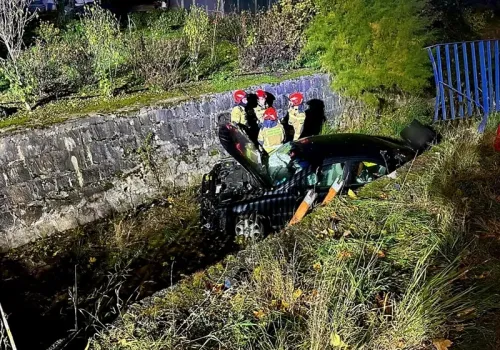 Cztery zdarzenia drogowe w powiecie ząbkowickim. Volvo wjechało do rzeki w Mąkolnie