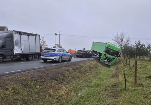 Zderzenie ciężarówki z samochodem osobowym. Droga krajowa nr 53 całkowicie zablokowana!