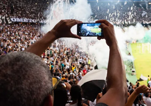 Odkładasz telefon na meczu, dostajesz koszulkę z autografem. Na taki pomysł wpadła Borussia Dortmund
