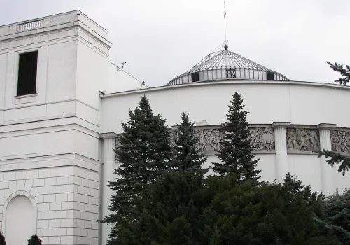 Zakaz małpek w Sejmie? Najpierw podwyżki cen, potem niepewny termin