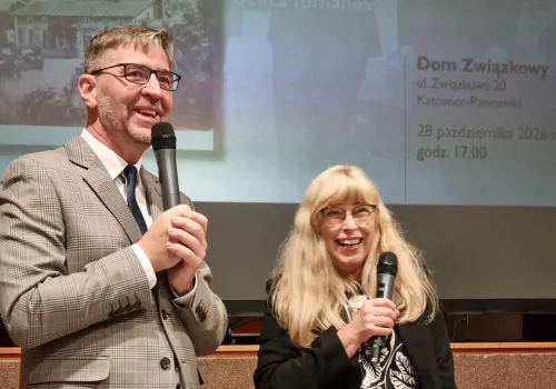 Pełna sala, wspólny stół i opowieści tworzące wspólnotę. Spotkanie wokół książki „Panewniki. Biografia miejsca” Krystiana Węgrzynka