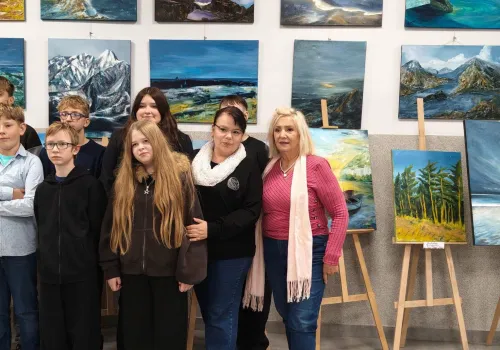 Uczniowie poznali twórczość Lili Kępskiej. Wystawa w Malechowie stała się lekcją sztuki i rozmowy z artystką