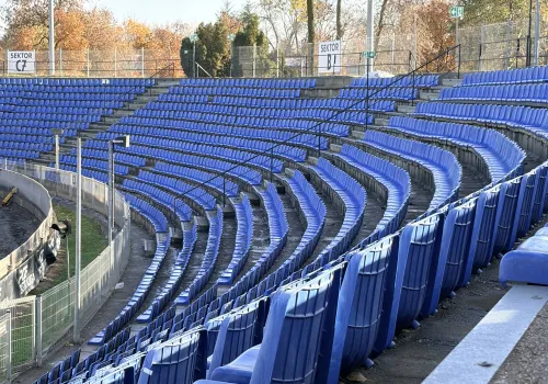 Stadion żużlowy wysoki na 7-8 kondygnacji. Zasłoni Stare Miasto, więc konserwator chce prześwietleń