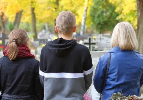 Jak znaleźć grób na cmentarzu? Zobacz, jak sprawdzić, gdzie jest ktoś pochowany. Skorzystaj z wyszukiwarki grobów