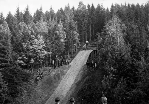 Zamiast wieży widokowej i spacerów, lata temu andrychowianie oddawali tu skoki na 30 metrów. Zapomniana historia Pańskiej Góry