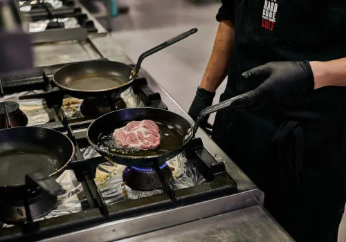 Teflon, żeliwo czy stal? Większość wybiera źle i później dziwi się, że jedzenie przywiera