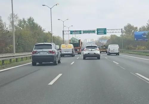 141 km/h przez środek Chorzowa. Pirat drogowy zrobił sobie tor wyścigowy z ulicy Katowickiej. A my sprawdziliśmy, jak jeżdżą kierowcy w Katowicach. Wynik eksperymentu? Zdumiewający.
