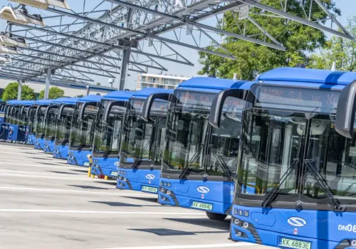 Trzy firmy chcą sprzedać Krakowowi 20 elektrycznych przegubowców. Najtańsza oferta to 62,8 mln zł