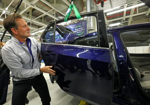 Europejska motoryzacja cierpi przez Chiny. I stawia na elektryfikację, która na razie przynosi straty