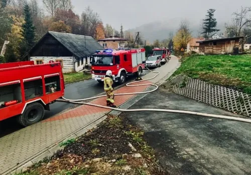 Pożar w Bieszczadach. Strażacy walczyli, by ogień nie objął całego budynku