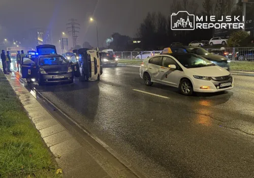 Auto na boku w Alei Prymasa Tysiąclecia. Kierowca uciekł, porzucił auto i pasażerkę