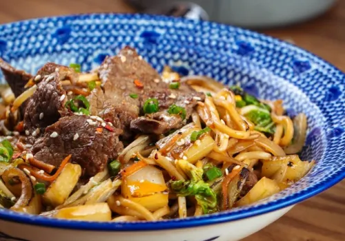 Zrobiłam makaron udon z wołowiną na kolację. Zniknął z talerzy w try miga