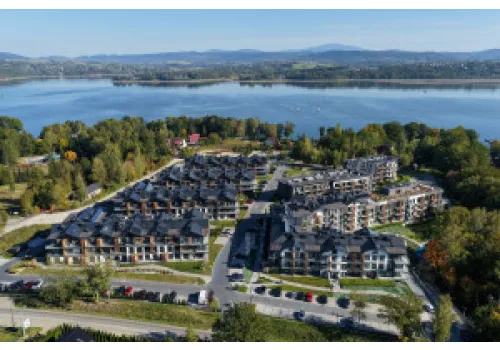 Wybudowali apartamentowce nad "beskidzkim morzem". Miało być alpejsko