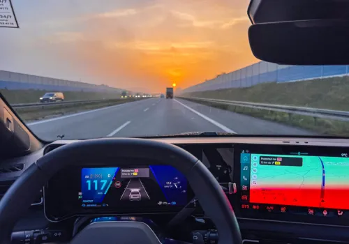 Test: Nowe Renault 4 na autostradzie: Ile kilometrów przejedzie późną jesienią? Na chłodno