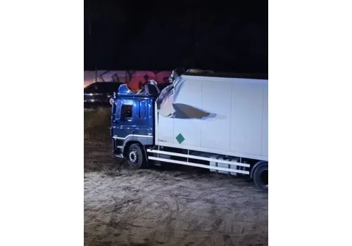Wypadek w woj. łódzkim. TIR uderzył w wiadukt kolejowy