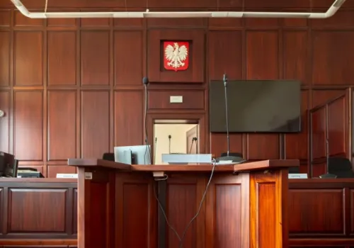 Prokuratura chce dwóch lat więzienia dla mężczyzny, który pobił komornika