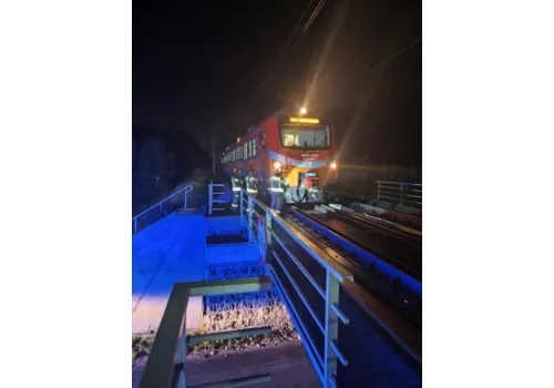 Tir nie zmieścił się pod wiaduktem kolejowym koło Zduńskiej Woli. Są opóźnienia pociągów