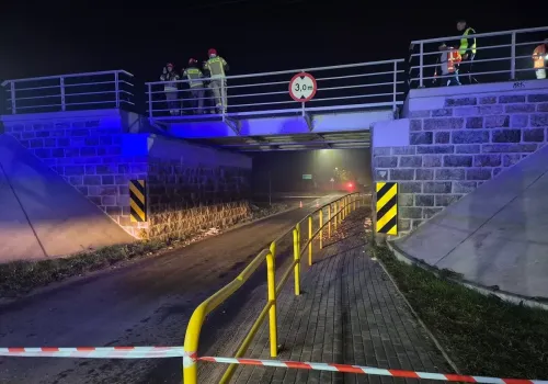 Wypadek w Izabelowie. Ciężarówka uderzyła w wiadukt kolejowy
