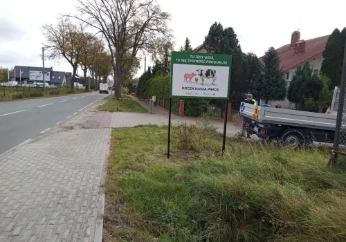 Czuć oborą, ciągniki słychać do późna. Teraz wieś odpowiada po swojemu