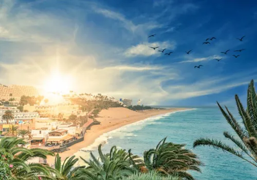 Ta plaża w Europie wygląda jak z innej planety. Zimą jest tu 22°C i 10 godzin słońca