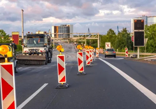 Bezpieczne przejście dla pieszych podczas przebudowy mostu lub drogi