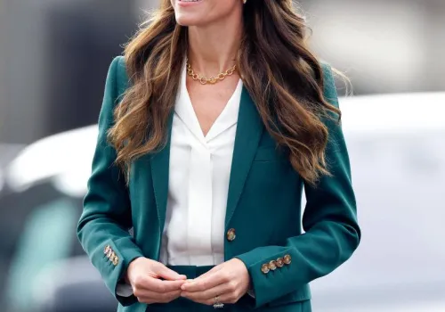Spodnie typu boyfriend księżnej Kate to krawiecka klasyka bez sztywności. Tak wyglądają w wersji na ważne spotkanie