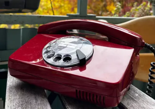 Telefon z tarczą zmienił w głosowego asystenta. Łezka w oku się kręci