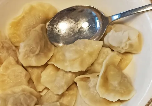 Smażę z jabłkiem, cebulką i zawijam w ciasto. Najlepszy farsz mięsny do pierogów