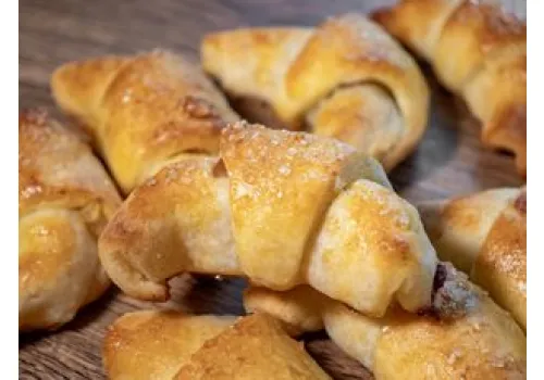 Te rogaliki robię dla gości na Wszystkich Świętych. Zagniatam ciasto wieczorem, piekę rano