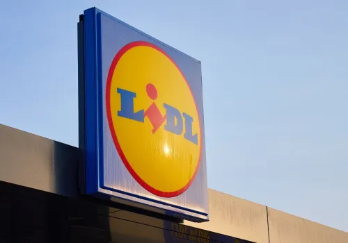 Nowe promocje w Lidlu na 30 października. Znicze w promocji 8+4, chryzantemy za grosze, a kawa aż 60% taniej