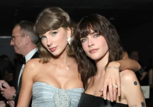Brokatowy manicure powraca. Taylor Swift pokazuje, jak nosić go z klasą. "Jest niczym biżuteria"