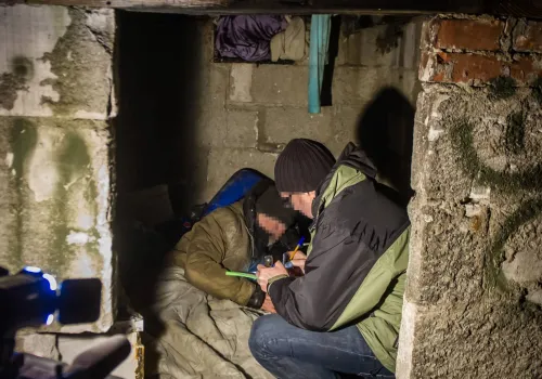 Bezdomność zimą. Jeden telefon ratuje życie
