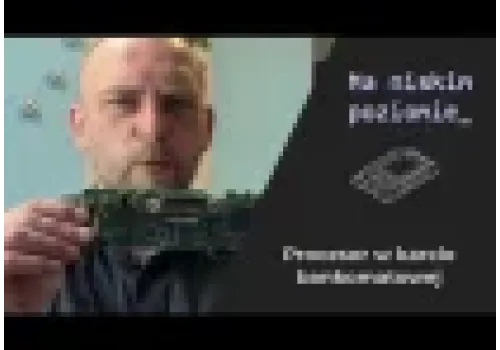 Procesor w karcie bankomatowej pod mikroskopem