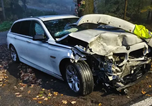 Poślizg na łuku i czołowe zderzenie. Kolizja na wjeździe do Platerówki