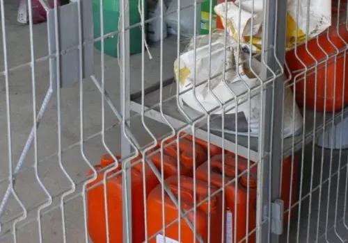 Rolnik trzyma opryski w starej lodówce? Przepisy dopuszczają takie rozwiązanie
